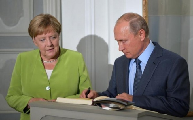 푸틴 러시아 대통령과 메르켈 독일 총리는 18일(현지 시간), 베를린 교외의 메제베르크에서 회담을 갖고 우크라이나와 시리아, 이란 정세 외에도 해저 가스 파이프라인 프로젝트에 대해 의견을 교환했다. 자료=스푸트니크