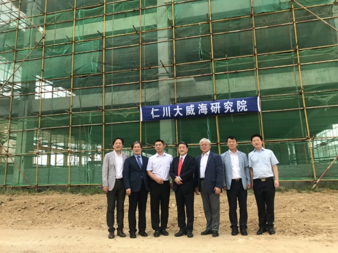 조동성 인천대 총장이 웨이하이 남해신구  과학혁신타운 건설현장을 방문하여 관계자들과 기념 촬영하고 있다.  