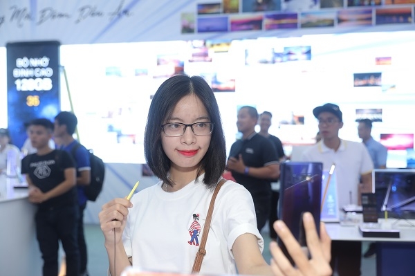 18일(현지시간)  베트남 하노이 마이딘 스타디운에서 열린 갤럭시 노트9 출시 행사에서 소비자들이 '갤럭시 노트9'를 체험하고 있는 모습. 사진=삼성전자.
