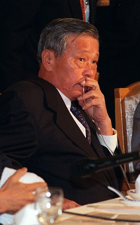 폐암수술을 받은 故 최종현 회장이 IMF 구제금융 직전인 1997년 9월, 산소 호흡기를 꽂은 채 전경련 회장단 회의에 참석, 경제위기 극복방안을 논의하고 있다. 사진=SK