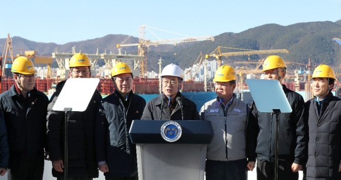 최근 정부가 LNG 추진선 발주를 위해 관련 산업 지원에 적극적으로 나서고 있다. 사진은 1월 3일 문재인 대통령이 대우조선해양 옥포조선소를 방문해 쇄빙 LNG선 시찰 후 조선소 관계자들에게 격력사를 하는 모습. 사진=뉴시스