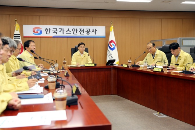 한국가스안전공사는 24일 본사 가스안전종합상황실에서 김형근 사장 주재로 제19호 태풍 솔릭 대처 상황판단회의를 개최했다.