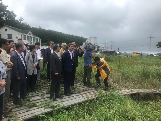 국회 환경노동위원회(위원장 김학용)는 27일 흑산공항 건설공사 예정지를 방문, 현지 실태를 파악하는 등 활발한 활동을 펼쳤다. /전남 신안군=제공