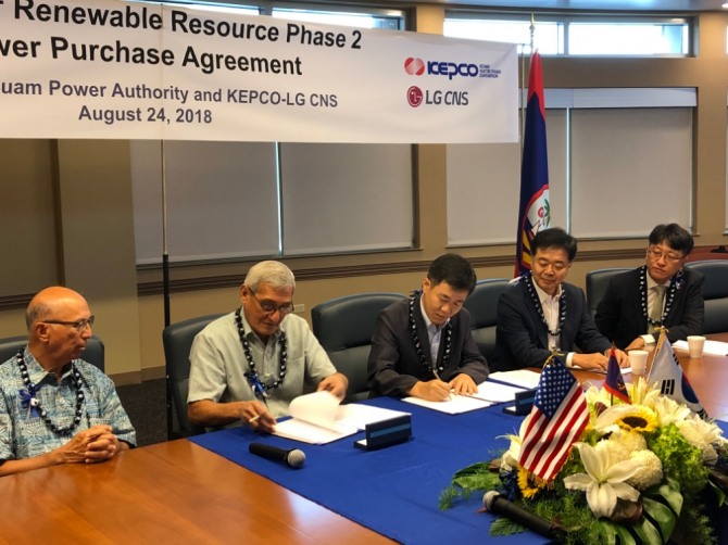한전-LG CNS컨소시엄이 24일 괌전력청과 태양광 프로젝트 장기계약을 체결하고 있다.