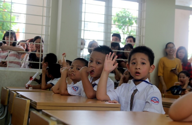 베트남 학부모들은 신학기 개강을 앞두고 개정 교과서를 구할 수 없는 품귀현상으로 비상이 걸렸다.