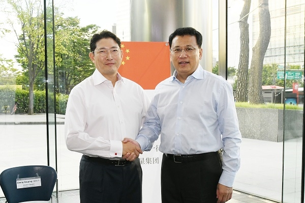조현준 효성 회장(왼쪽)이 지난 25일 효성 반포 사옥에서 위안자쥔 중국 저장성 성장을 만나 사업협력 방안을 모색했다. 사진=효성.