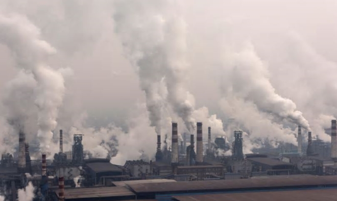 중국 정부가 대기오염 개선을 위한 철강 감산을 잇따라 지시하고 있다. 