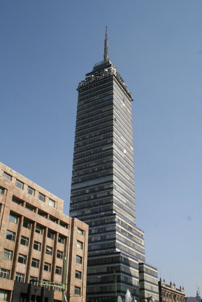 높이 183m에 달하는 라틴아메리카 타워는 멕시코시티의 랜드마크로, 타워 꼭대기에 자리한 전망대를 통해 멕시코시티 전망을 감상할 수 있어 관광객들이 많이 찾는 곳이다. 