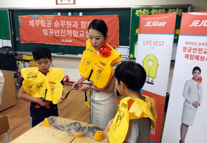 제주항공은 지난 28일에 경기도 안양시 신기초등학교에서 5학년 어린이 100여 명을 대상으로 48번째 항공안전체험교실이 진행됐다고 29일 밝혔다. 사진=제주항공 