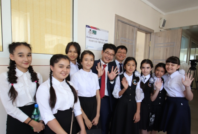 28일 우즈베키스탄 타슈켄트에서 열림 아름다운 교실 개관식 행사에서 아시아나항공 조영석 상무(오른쪽 여섯번째), 아시아나항공 강택원 타슈켄트 지점장(오른쪽 다섯번째)이 학생들과 기념촬영을 하고 있다. 사진=아시아나항공 