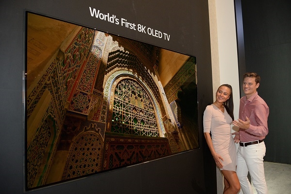 LG전자 모델들이 8K 올레드 TV를 살펴보고 있다. 사진=LG전자.