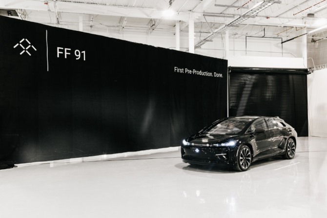 패러데이 퓨처가 2019년 상반기 생산을 목표로 FF91 사전제작 모델을 공개했다. 사진 - 패러데이 퓨처 