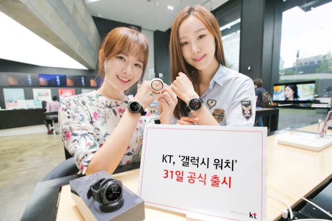 KT가 오는 31일 삼성전자 ‘갤럭시 워치’를 공식 출시하고, 전국 KT매장 및 직영 온라인 ‘KT샵’에서 ‘갤럭시 워치’ 판매를 시작한다고 밝혔다.