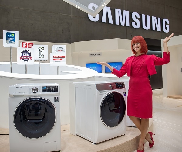 IFA 2018 공식 모델이 드럼 세탁기에 전자동 세탁 방식을 접목해 세탁 시간을 절반 가까이 줄인 삼성전자 '퀵드라이브(Quick Drive)'를 소개하고 있다. 사진=삼성전자