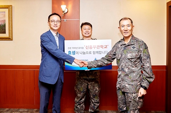 효성이 31일 용산에 위치한 육군회관을 방문해 뮤지컬 ‘신흥무관학교’ 공연에 군장병 초청을 위한 후원금을 전달했다. 사진=효성.