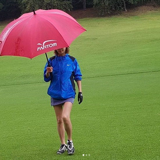 오십대 중반의 나이에도 불구하고 명품 몸매를 자랑하는 황신혜가 골프장에서 라운딩을 하고 있다. 사진=황신혜 인스타그램.