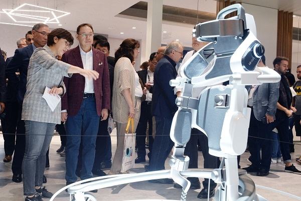 조성진 부회장이 IFA 2018 전시장 내 LG전자 부스에서 LG 클로이 수트봇을 살펴보고 있다. 사진=LG전자.