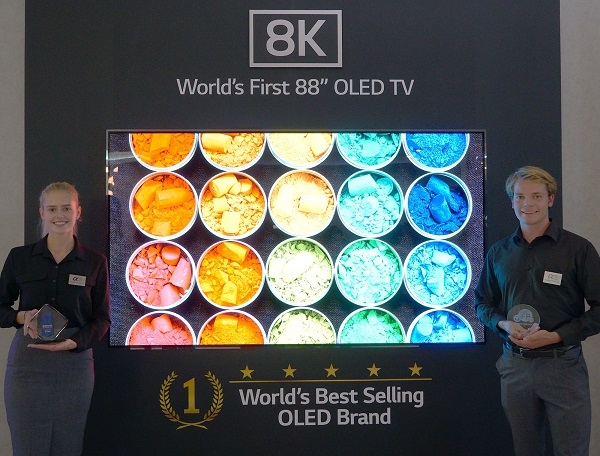 LG전자가 IFA 2018에서 세계 최초로 공개한 LG 8K 올레드 TV가 잇단 수상 소식을 전하며 세계인의 이목을 끌고 있다. 사진=LG전자.   