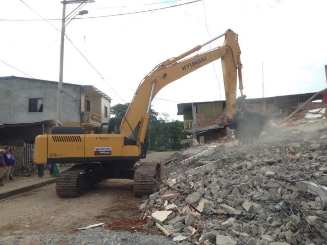 지난 2016년 중남미 에콰도르에서 대지진 피해 복구 작업 중인 현대건설기계 굴삭기. 사진=현대건설기계 