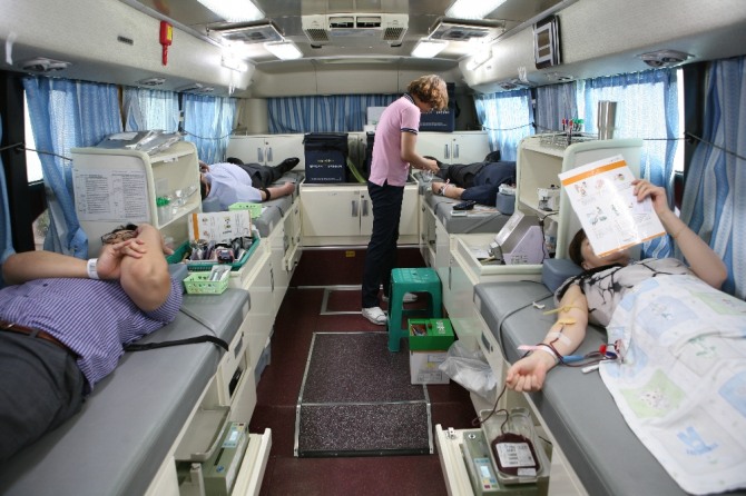 전남지방우정청은 지난 8월 31일 오후 1시부터 5시까지 우정청 1층 주차장에 마련된 광주전남혈액원 헌혈차량에서 ‘사랑의 헌혈 운동’을 전개했다. /전남지방우정청=제공