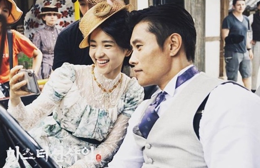 tvN 토일드라마 '미스터 션샤인'에서 최유진으로 분해 남다른 존재감을 드러내는 이병헌이 상대 배우인 고애신 역의 김태리와 담은 화기애애한 현장 비하인드 컷을 공개해 시선을 사로잡고 있다. 사진=이병헌 인스타그램 캡처