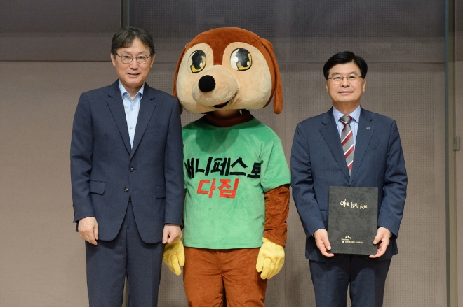 이춘희 세종시장(사진 오른쪽)이 지난 3일 서울 중구 한국프레스센터에서 열린 시상식의 선거공약서 분야 최우수상을 받았다.