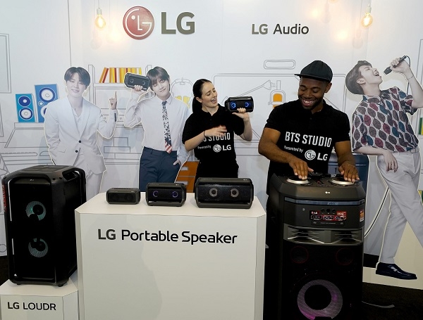 LG전자 모델이 ‘BTS 스튜디오’를 소개하고 있다. 사진=LG전자. 