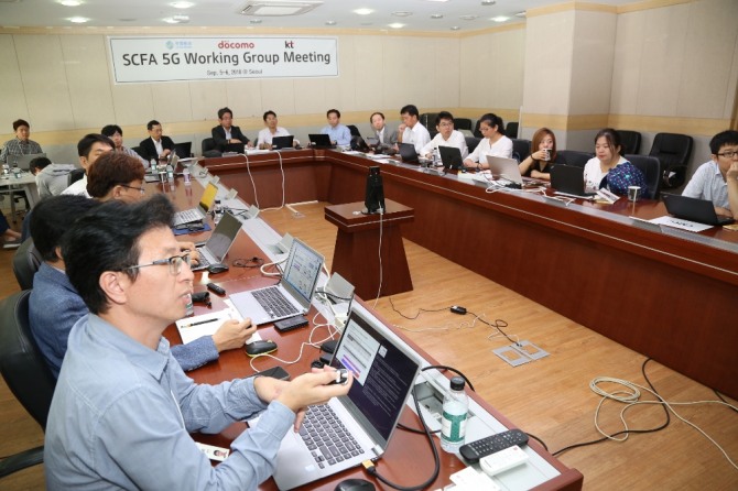 SCFA 5G 기술전략 회의에 참석한 KT, 차이나모바일, NTT도코모 5G 기술 실무자들이 5G 상용화ㆍ기술ㆍ서비스 전략에 대해 논의하는 모습