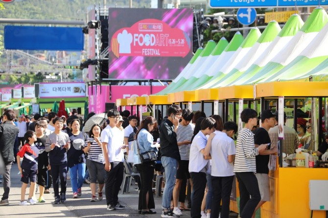 전남 순천의 맛과 멋에 한껏 빠질 수 있는 2018 순천 푸드아트 페스티벌이 7일부터 9일까지 3일간 순천 중앙사거리 일원에서 개최된다. /전남 순천시=제공