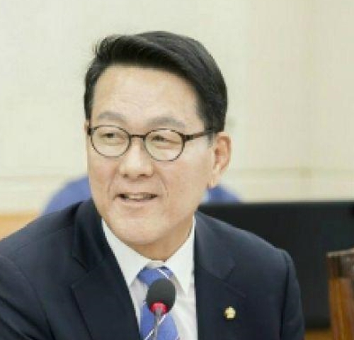 더불어민주당 신창현 의원이 국토위원을 사임했다. 