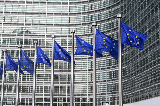 브뤼셀의 유럽연합 집행위원회 건물 앞에 EU기가 게양되어 있다. 자료=글로벌이코노믹