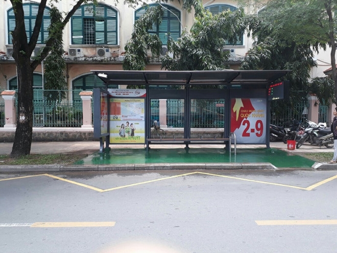 레꾸이돈 거리에 들어선 현대식 버스정류장.