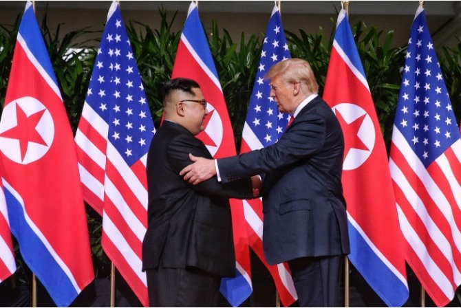 지난 6월12일 싱가포르 센토사섬에서 처음 만난 김정은 북한국무위원장과 도널드 트럼프 미국대통령이 악수하고 있다.