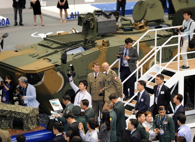 지난 2016년 열린 ‘DX Korea 2016'에서 관람객이 전시회를 둘러보고 있다. 사진=DX Korea 조직위원회 