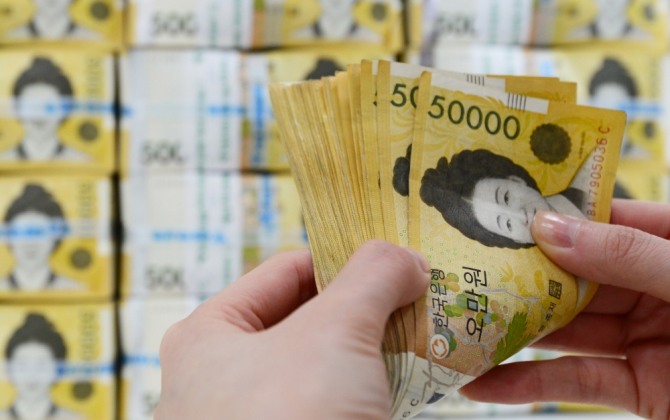 작년 한 해 동안 한국은행이 발행한 오만 원권 지폐가 사상 처음으로 20조 원을 넘어섰다. 계속되는 세수호황으로 7월말 현재 국세수입은 지난해  대비 22조원이 더 걷혔다. 사진=뉴시스