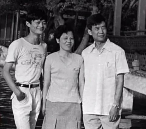 알리바바의 회장 마윈이 청년 시절 부모님과 함께 찍은 사진