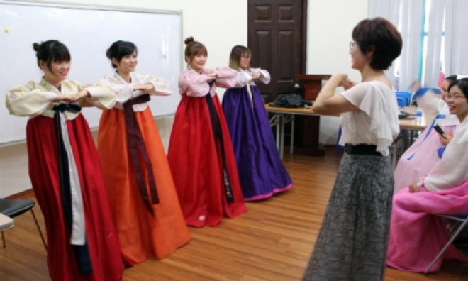 베트남의 젊은 여성들이 한국의 문화를 배우고 있다.
