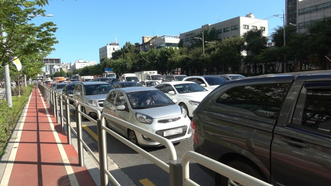 지난 12일 오전 서울 송파구 문정지구 건영아파트 앞 사거리는 출근 차량 정체로 혼잡했다. 