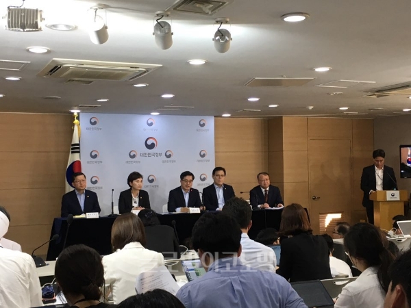 13일 오후 2시 30분 서울정부청사에서 열린 ‘주택시장 안정 방안 관련 관계부처 합동브리핑’이 진행되고 있다.