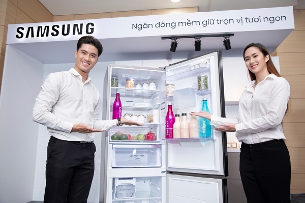 삼성전자가 13일(현지시간) 베트남 호치민에 위치한 가전복합단지에서 상냉장·하냉동 냉장고 신제품을 출시했다. 사진=삼성전자.