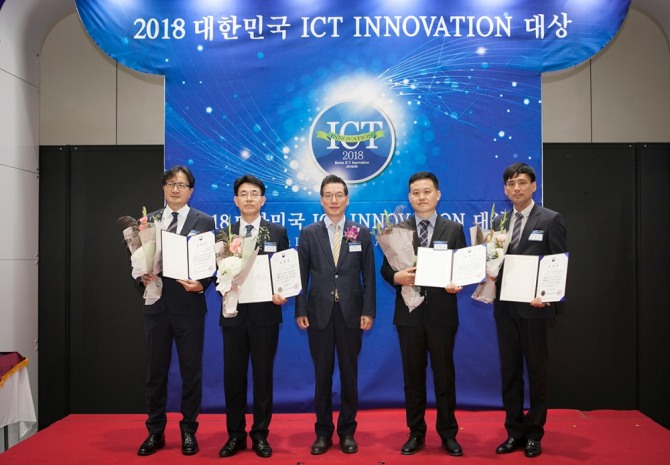 SK텔레콤이 지난 13일 서울 코엑스에서 열린 ‘2018 대한민국 ICT 이노베이션 대상’ 시상식에서 유공자표창 민간부문 과학기술정보통신부장관 표창을 수상했다. 왼쪽 첫 번째가 박종관 SK텔레콤 네트워크기술원장(대리수상)