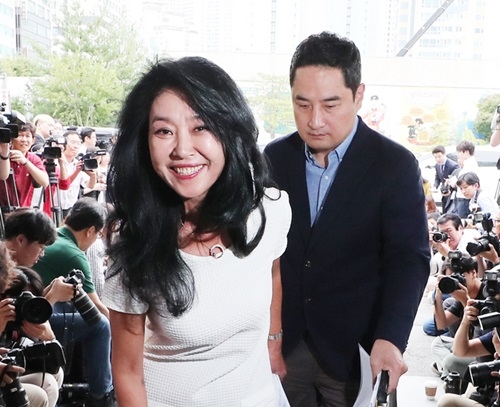 배우 김부선이 강용석 변호사와 함께 14일 분당경찰서에 출석했다. 사진=뉴시스