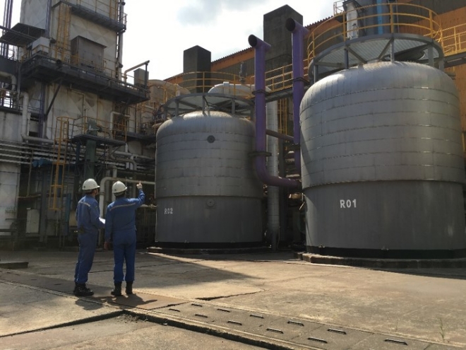 만보중공업과 포스코의 직원들이 국산화에 성공한 산소공장의 흡착기 설비를 점검하고 있는 모습. 사진=포스코 