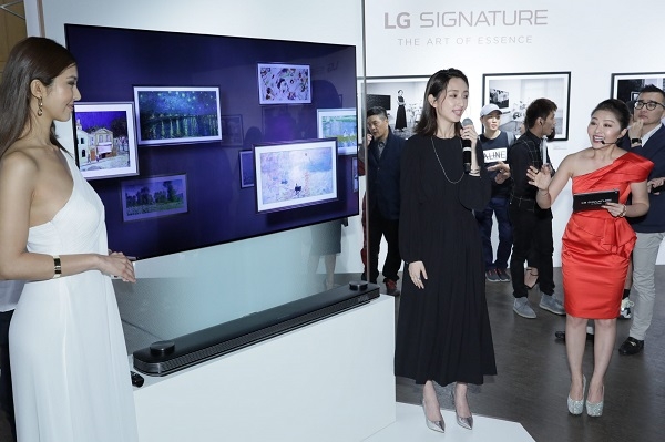 대만의 유명 배우 가가연(柯佳嬿, 왼쪽에서 두번째)이 'LG 시그니처 올레드 TV W'를 사용한 경험담을 공유하고 있다. 사진=LG전자.