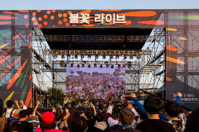 지난해 열린 '한화와 함께하는 서울세계불꽃축제 2017'에서 불꽃 라이브가 진행되고 있다. 사진=한화 