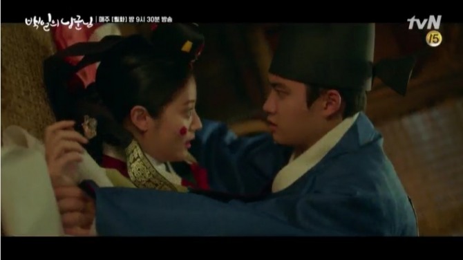17일 오후 방송되는 tvN 월화드라마 '백일의 낭군님' 3회에서는 부상으로 기억을 잃고 원득이가 된 왕세자 이율(도경수)이 첫사랑 윤이서인줄 모른 채 홍심과 결혼식을 올리는 반전이 그려진다. 사진=tvN 영상 캡처