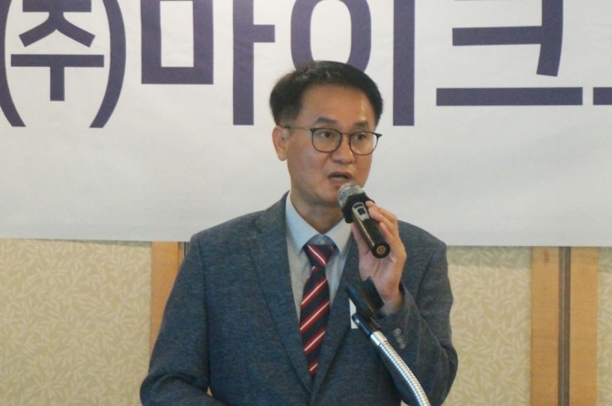 김동철 마이크로텍 연구소장이 18일 기자간담회를 통해 반도체와 디스플레이 산업의 핵심 부품기업으로 성장하겠다고 포부를 밝혔다. 