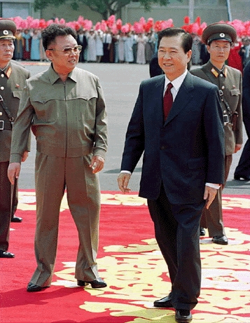 2000년 6월 평양 순안공항에 도착한 김대중 전 대통령을 김정일 국방위원장이 직접 영접하고 있다=청와대 제공
