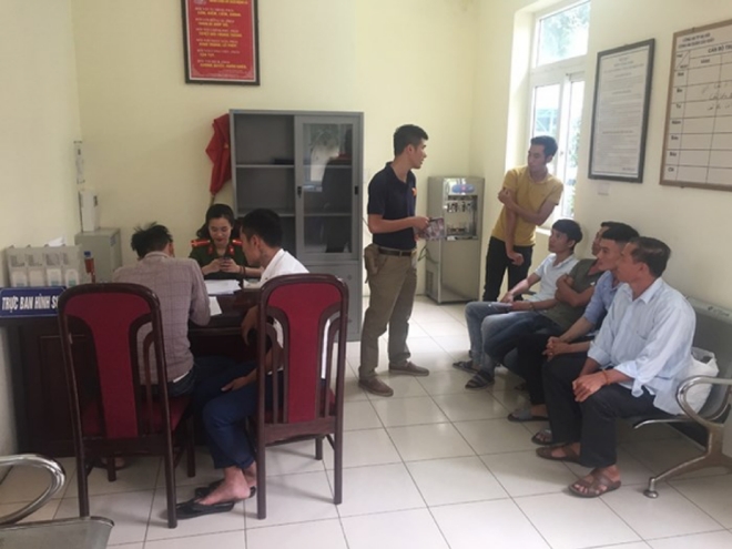 하노이 꺼우저이 구 공안 사무실에는 취업사기를 당한 피해자들이 도움을 요청하고 있다.