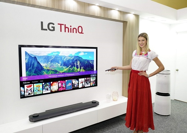 모델이 'LG 올레드 TV AI 씽큐'를 소개하고 있다. 사진=LG전자.
